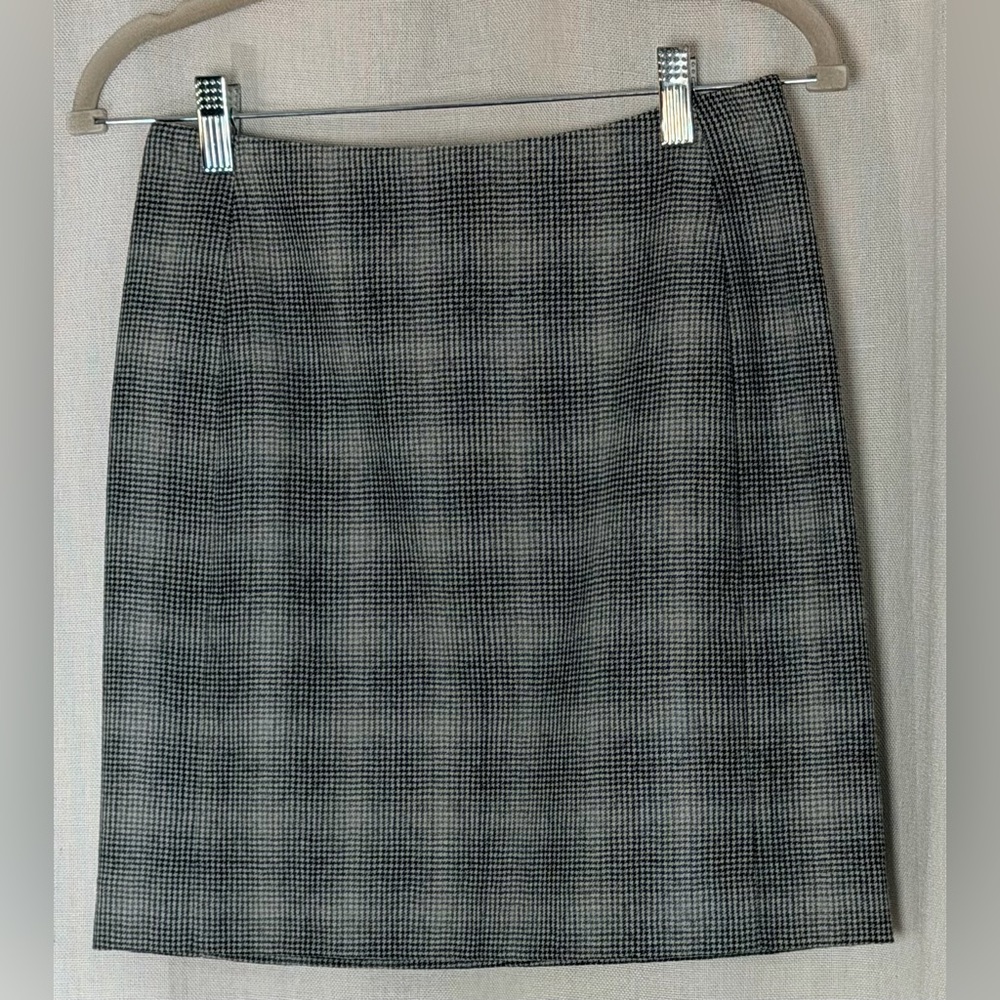 Banana Republic Plaid Wool Mini Skirt Size 0 Stretch Tailored Lined Gray Black